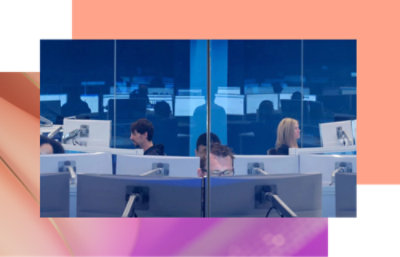 Gruppo di persone sedute a computer