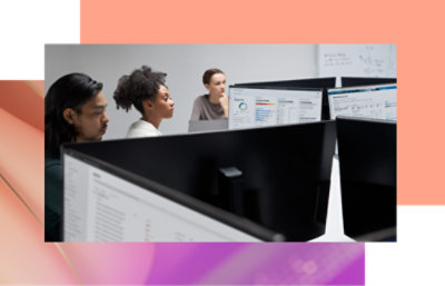 Un gruppo di persone che lavorano ai computer