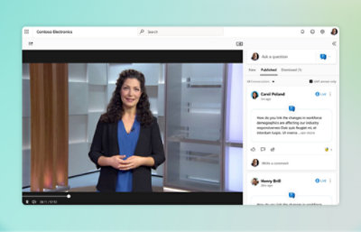 Een persoon die een blauw shirt draagt en lacht