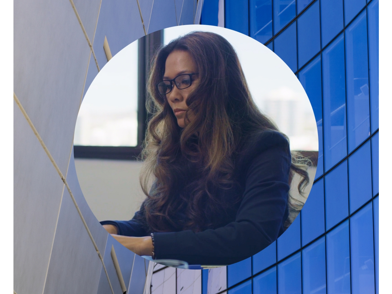 Mujer trabajando con fondo de edificio de cristal