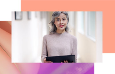 Una persona che tiene in mano un tablet