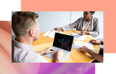 Un gruppo di persone sedute a un tavolo