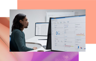 Un uomo seduto alla scrivania che guarda un computer