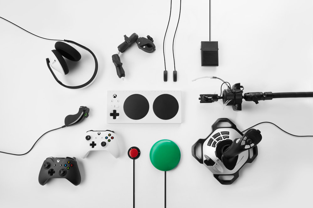 Manette adaptative Xbox entourée d’appareils externes compatibles.