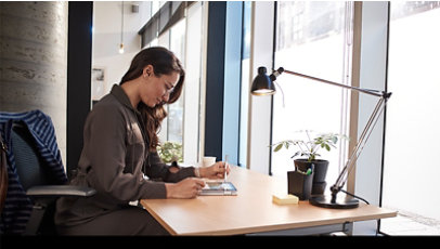 Surface で作業をしている女性