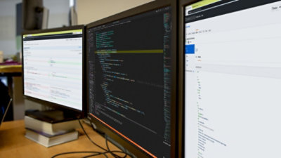 办公桌上的计算机显示器