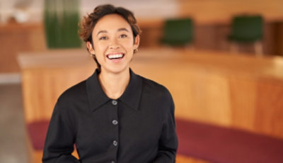 Una persona che sorride.