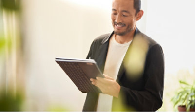 Una persona che sorride durante una videochiamata.