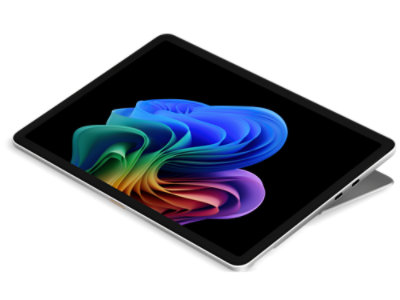 Een zijaanzicht van een Surface Pro voor zakelijk gebruik toont de standaard enigszins ingeschakeld