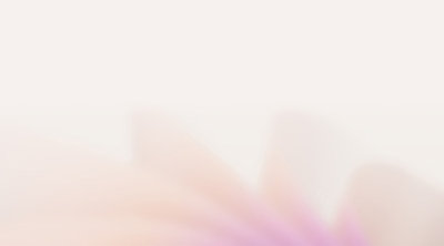 Slika pastelnih boja sa blagim fokusom, koja predlaže apstraktne zamućene cvetne oblike u nijansama ružičaste i bele.