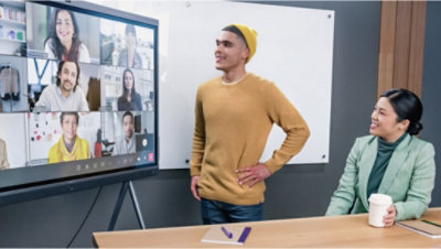 Microsoft Teams ビデオ会議に出席している 2 人の人