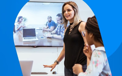 Ljudi razgovaraju u sobi za konferencije