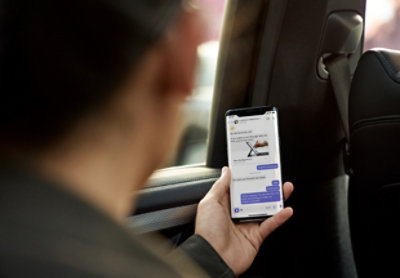 Eine Person, die Teams auf ihrem Mobiltelefon nutzt