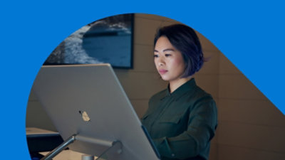 Una persona usa un gran monitor de escritorio con pantalla táctil