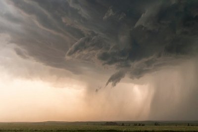 Awan badai di atas lapangan hijau.