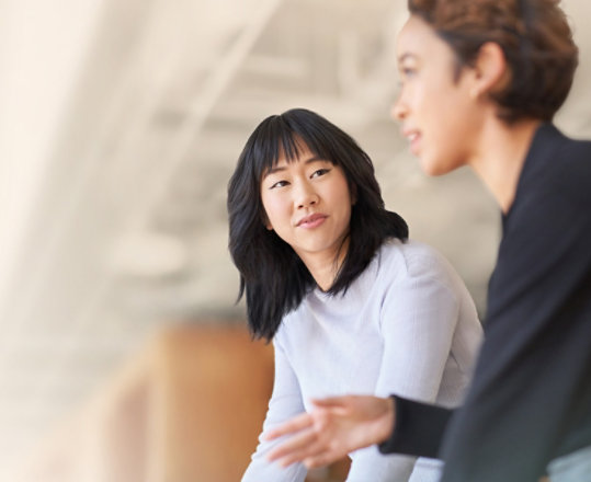  Dwie dziewczyny rozmawiające w pracy