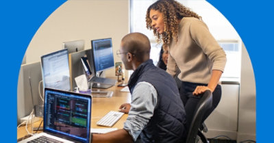 책상 앞에서 함께 일하고 있는 세 사람