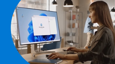 Personne travaillant assise à un bureau. Elle installe une application Finances sur son ordinateur de bureau