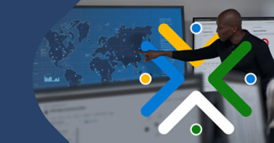 Dünya üzerindeki çeşitli şehirler üzerinde beliren konum belirteçlerinin olduğu bir haritaya işaret eden bir kişi. 