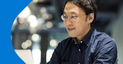 Ένα άτομο φοράει γυαλιά και χαμογελάει.