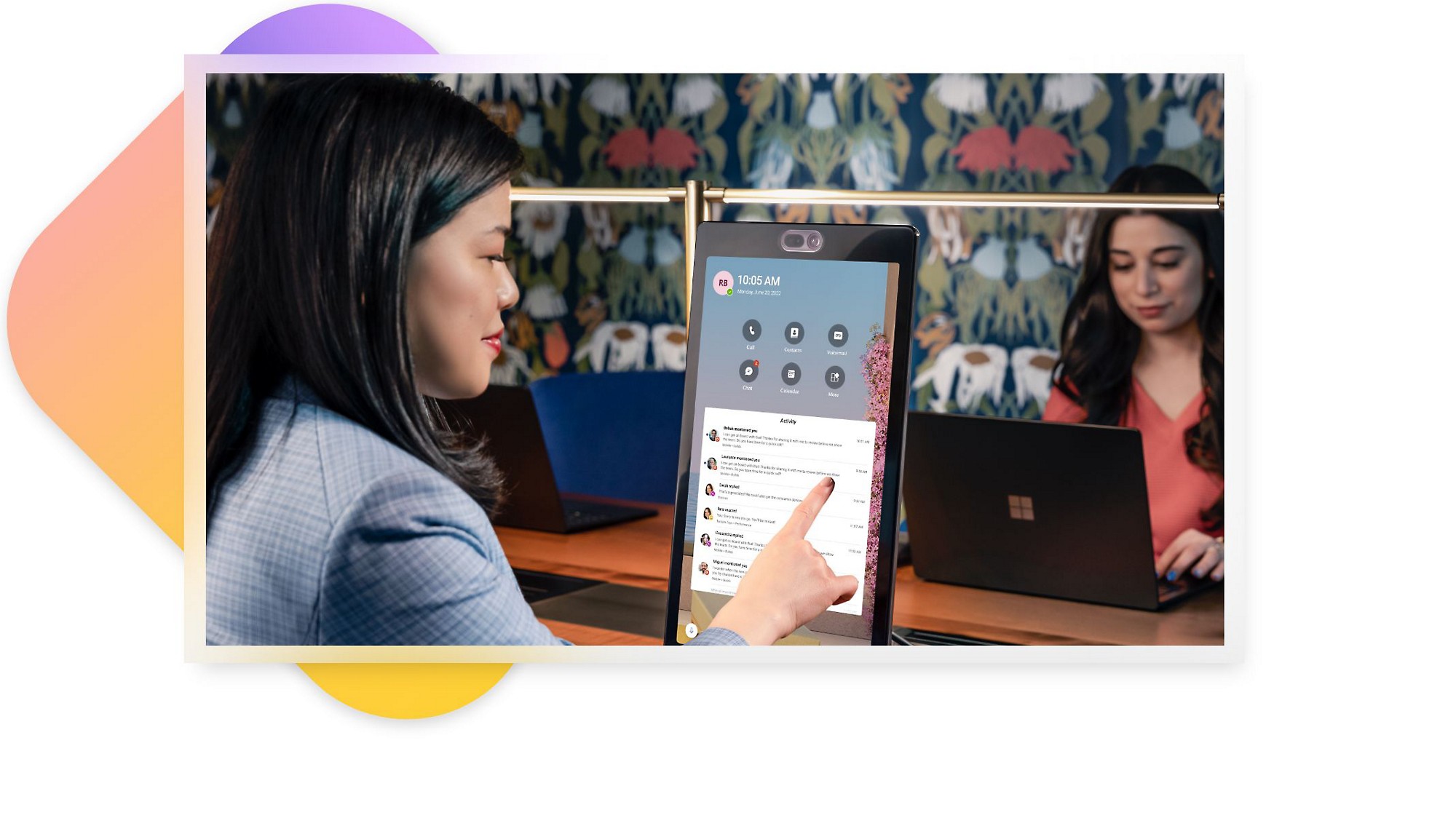 Una persona utilizando un dispositivo de pantalla de Teams para reservar un lugar en un área de trabajo flexible. 