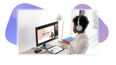 Una persona delante de un escritorio en su oficina en casa participa en una reunión de Teams donde se está realizando una presentación.