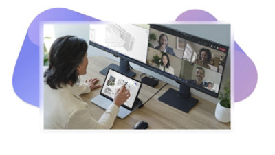 Una persona trabaja en su escritorio y participa en una videollamada de Teams con otros 4 participantes en una pantalla, y consulta diseños de arquitectura en otra.