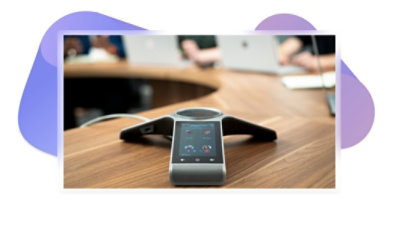 Un dispositivo de audioconferencia en una sala de conferencias.