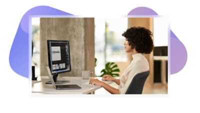 Una persona sentada en su escritorio edita una presentación de PowerPoint en tiempo real con otros colaboradores mientras está en una videollamada de Teams.