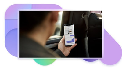 Una mano sostiene un teléfono móvil que muestra un chat de Teams.