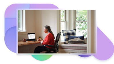 Una persona trabaja en su oficina en casa.