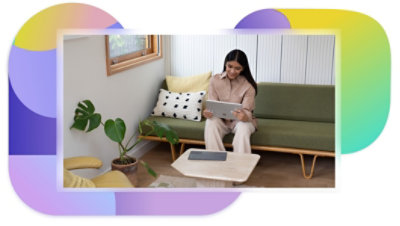 Una persona sentada en un sofá usa un dispositivo Surface.