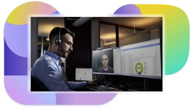 Un representante con auriculares participa en una videollamada de Teams y consulta datos relevantes.