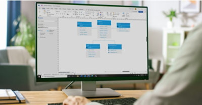 Un monitor de escritorio muestra diagramas en Visio.