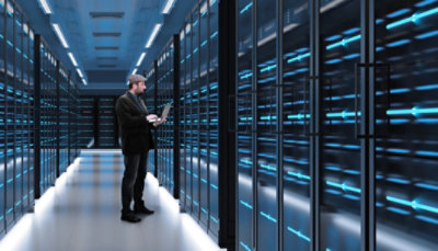 Mitarbeiter im Server Raum