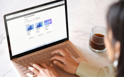 Ένα άτομο που πληκτρολογεί σε φορητό υπολογιστή που εμφανίζει το Windows 365