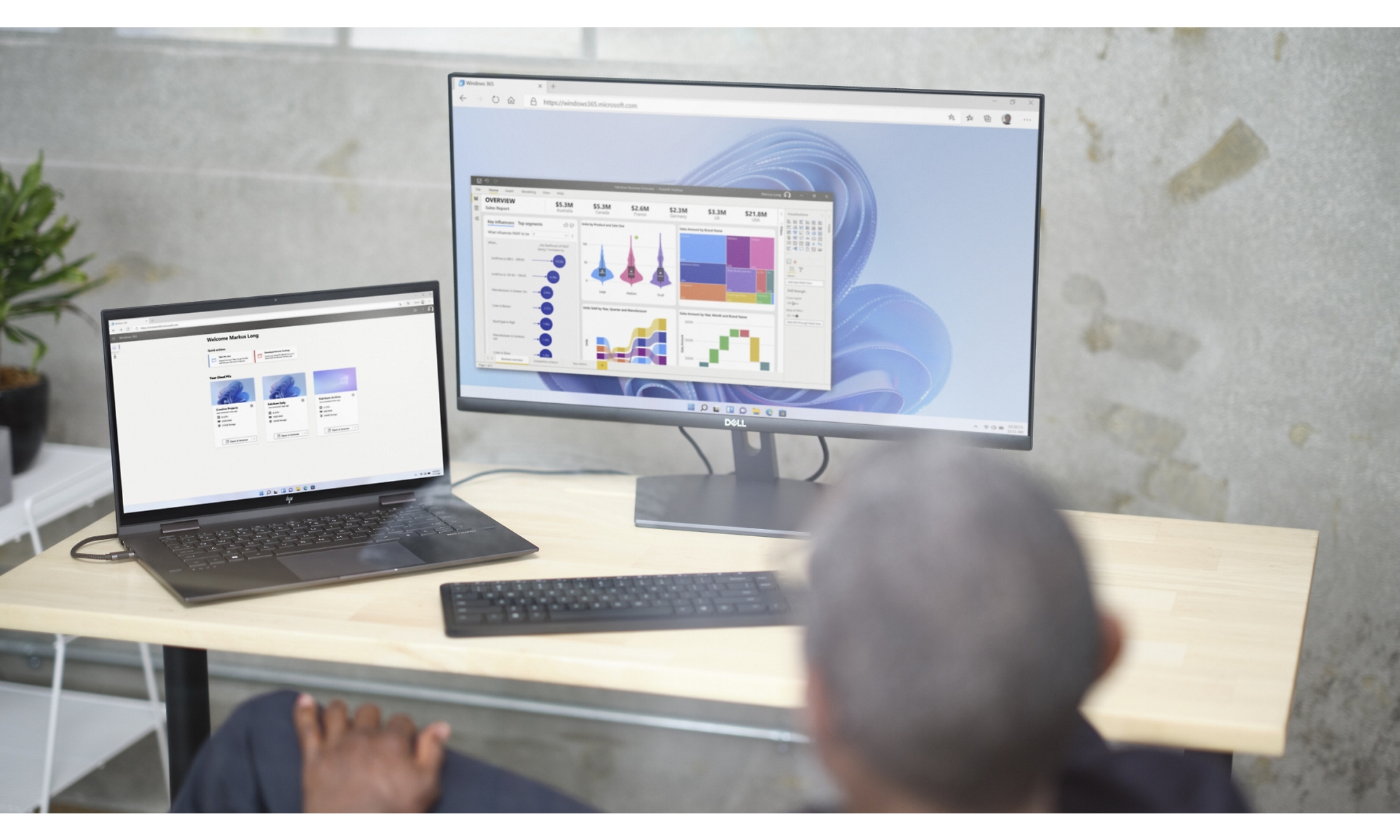 صورة لمكتب يحمل شاشتين تستخدمان سطح المكتب البعيد لنظام التشغيل Windows 365