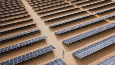 Vista aerea di pannelli solari in un campo.