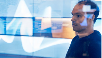 Άτομο που κοιτάζει μια οθόνη.