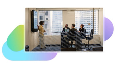 Cuatro personas celebrando una reunión en una sala de conferencias.