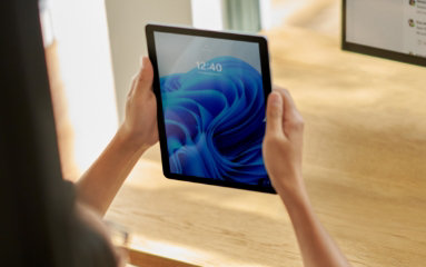 Ruke drže tablet koji prikazuje zaključani ekran.