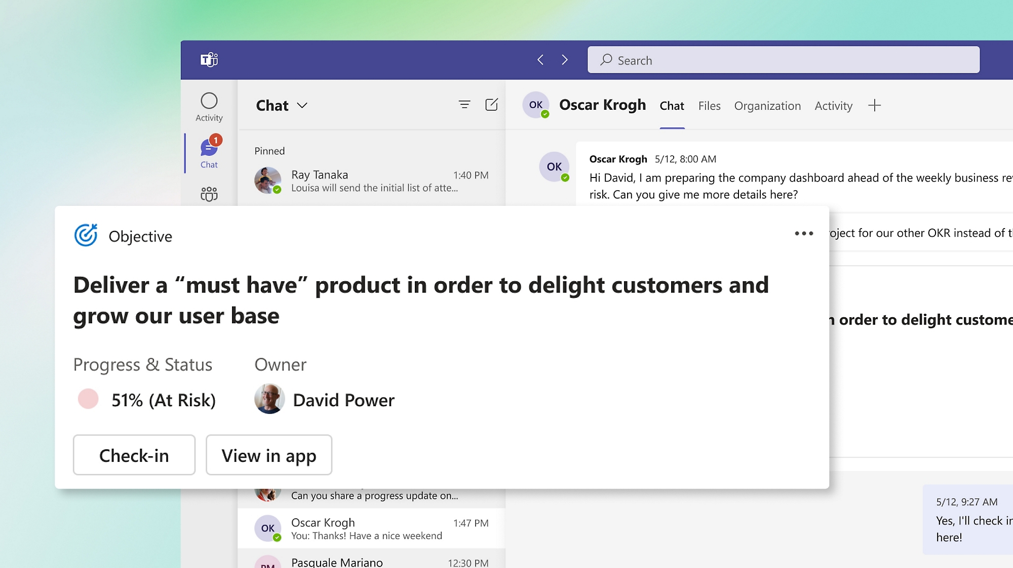 Un chat de Teams con una ventana emergente que destaca el Objetivo de un usuario, su progreso, el propietario y los botones de Registro y Vista en aplicaciones.