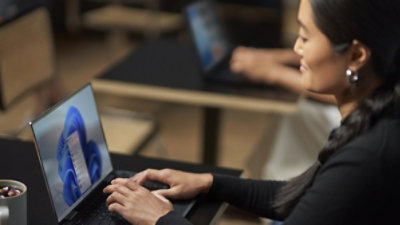 Smaidoša persona izmanto klēpjdatoru