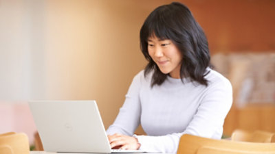 Smaidoša persona izmanto klēpjdatoru