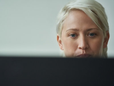 ノート PC で作業をしている女性