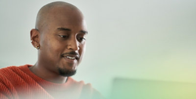 Osoba se smiješi dok razgovara s kolegom.