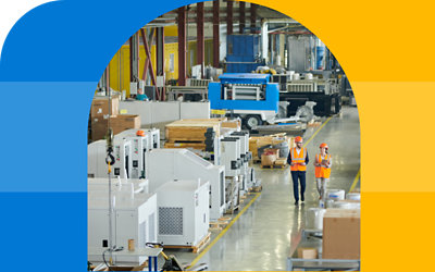 Trabajadores caminando por un almacén.