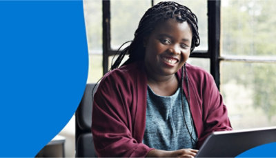 面帶微笑地使用膝上型電腦的身心障礙者