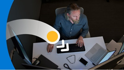 使用膝上型電腦工作的人