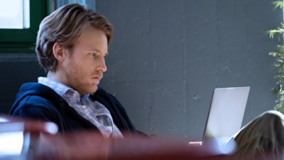 Persona strādā ar klēpjdatoru